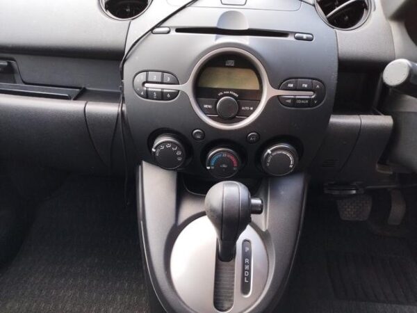 MAZDA DEMIO 2010 - Image 4