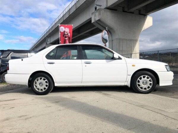NISSAN BLUEBIRD - Image 4