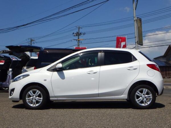 MAZDA DEMIO 2013 - Image 8