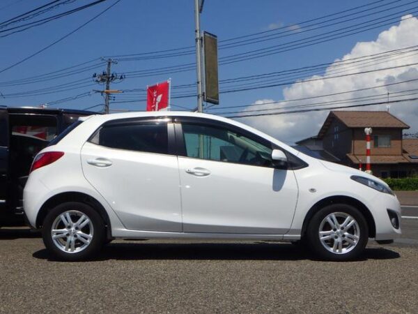 MAZDA DEMIO 2013 - Image 4
