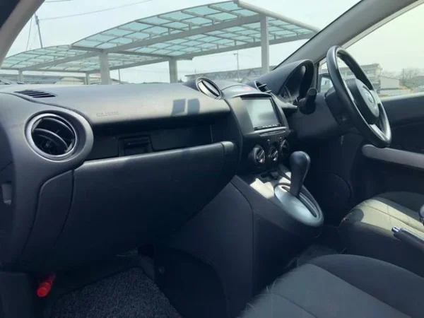 MAZDA DEMIO 2013 - Image 10