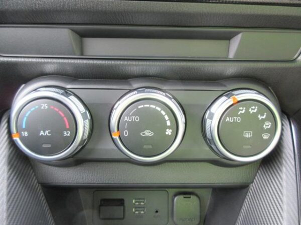 MAZDA DEMIO 2014 - Image 24