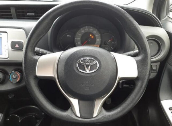TOYOTA VITZ - Image 5