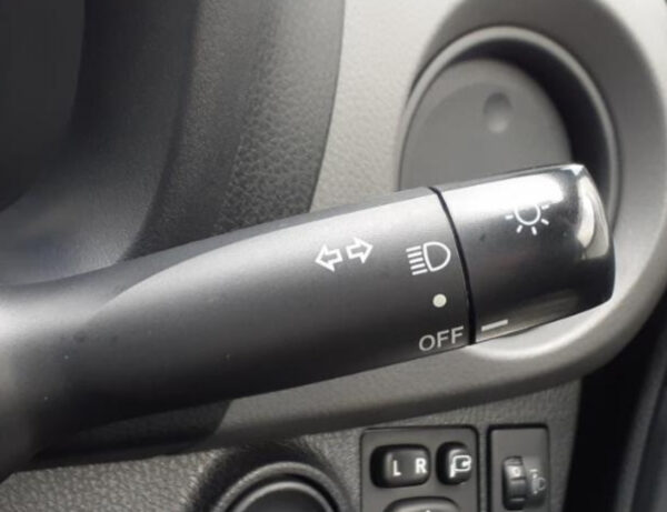 TOYOTA VITZ - Image 11