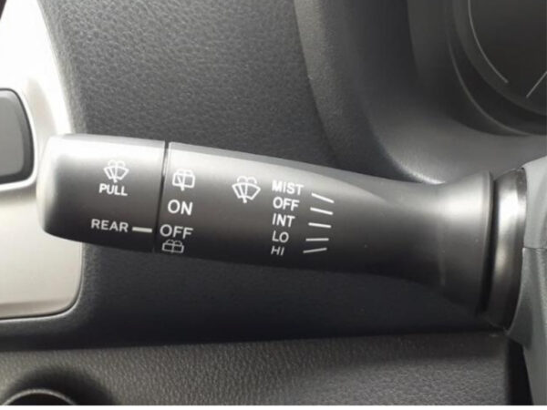 TOYOTA VITZ - Image 12