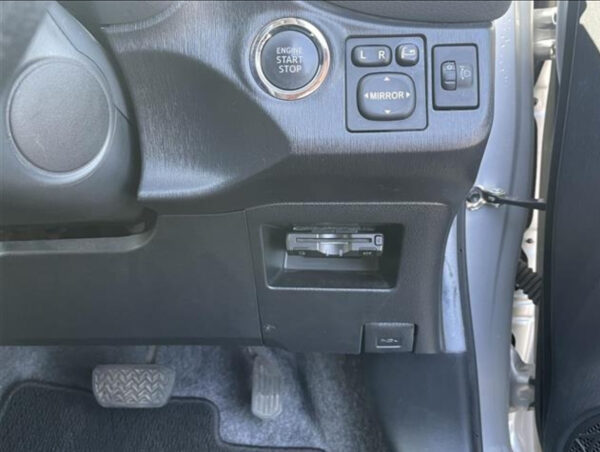 TOYOTA VITZ - Image 14