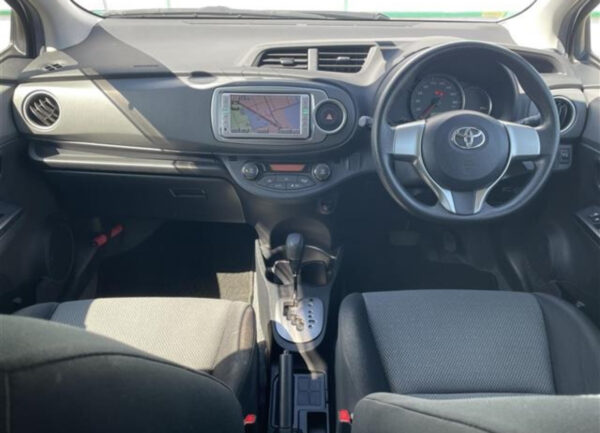 TOYOTA VITZ - Image 15