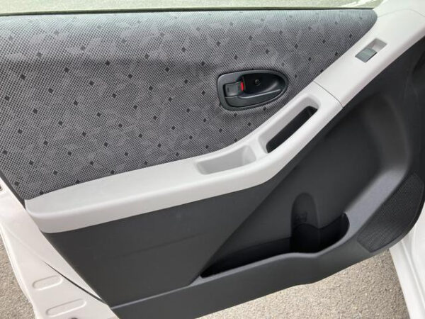 TOYOTA VITZ - Image 11