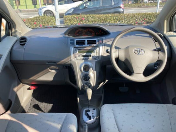 TOYOTA VITZ - Image 11