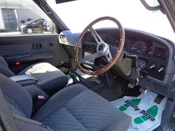 TOYOTA HILUX - Image 11