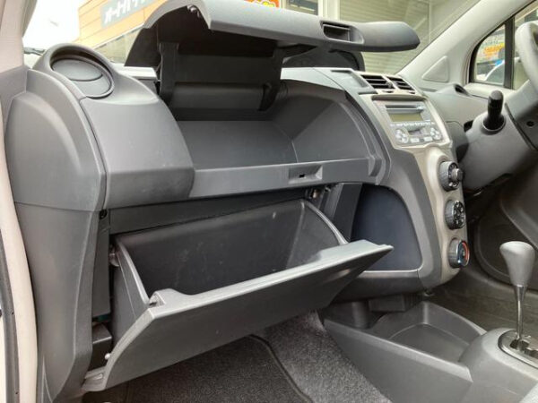 TOYOTA VITZ - Image 12