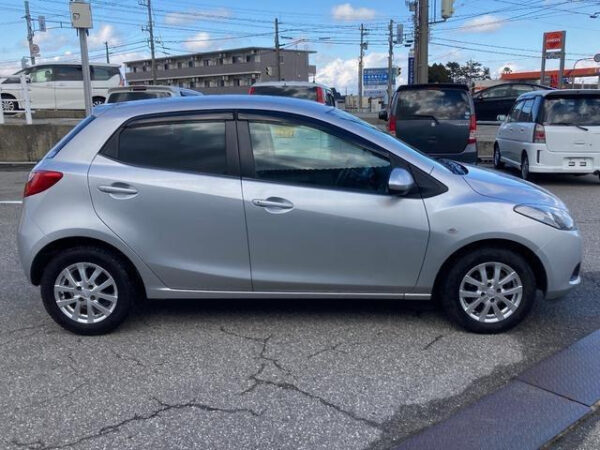 MAZDA DEMIO - Image 23