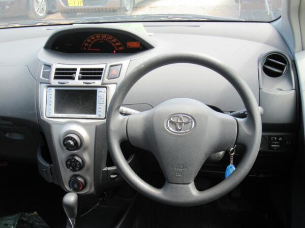 TOYOTA VITZ - Image 4