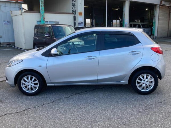 MAZDA DEMIO - Image 5