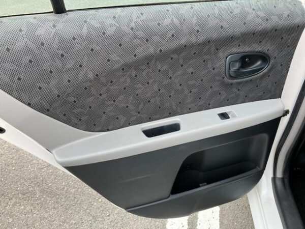TOYOTA VITZ - Image 9