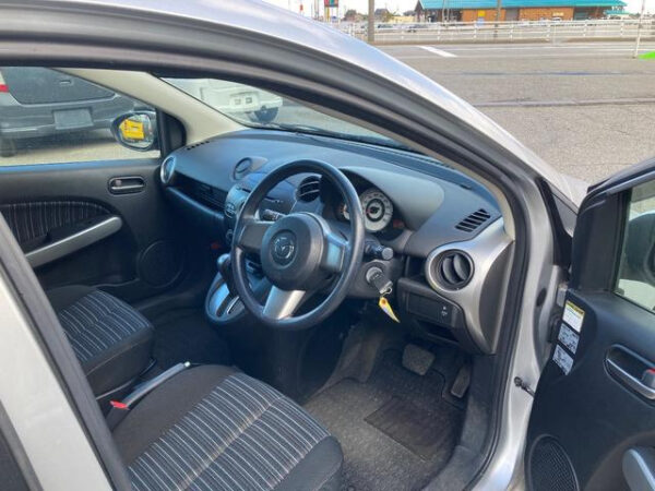 MAZDA DEMIO - Image 10