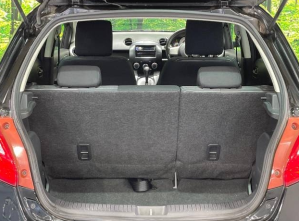 MAZDA DEMIO - Image 2