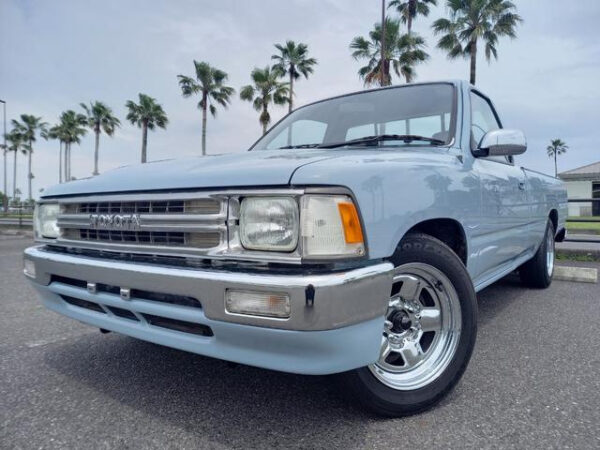 TOYOTA HILUX - Image 2