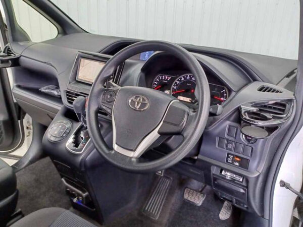 TOYOTA  VOXY - Image 11