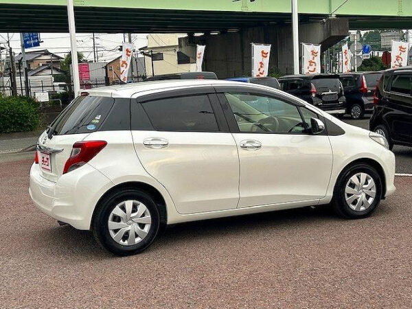 TOYOTA VITZ - Image 11