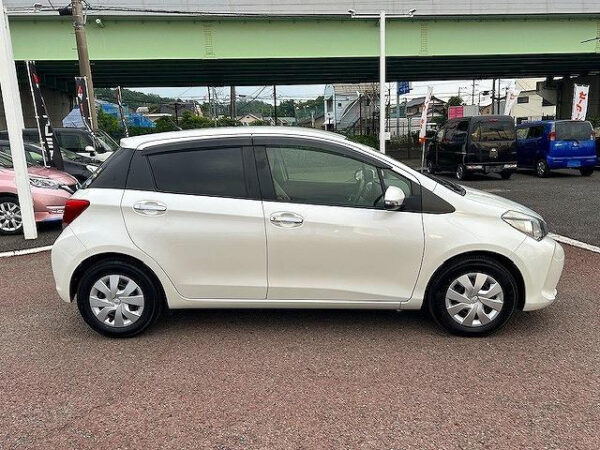 TOYOTA VITZ - Image 12
