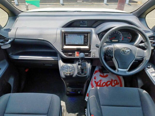 TOYOTA  VOXY - Image 12
