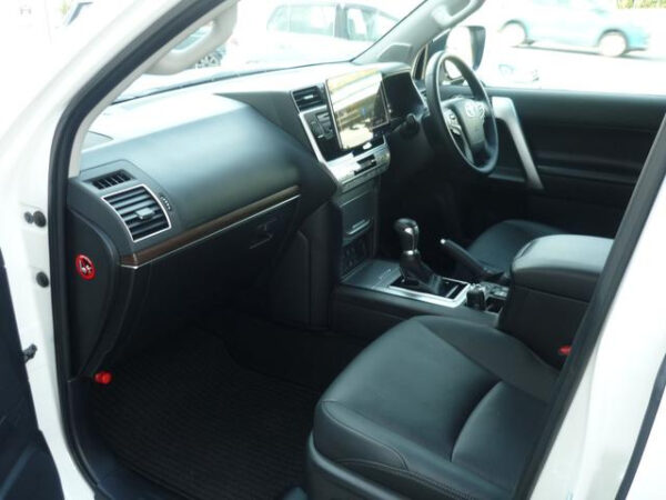 TOYOTA LAND CRUISER PRADO - Image 13
