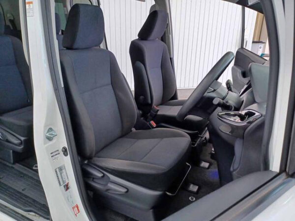 TOYOTA  VOXY - Image 13