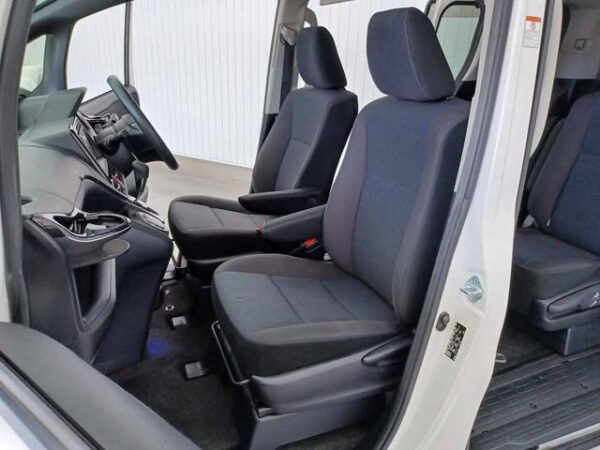 TOYOTA  VOXY - Image 14