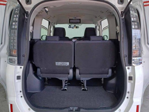 TOYOTA  VOXY - Image 16