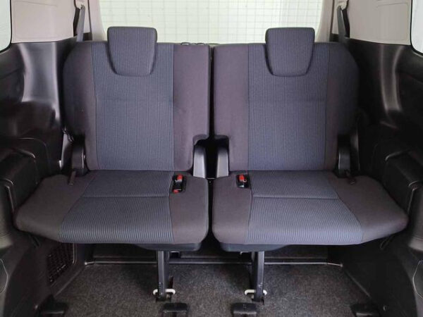 TOYOTA  VOXY - Image 17
