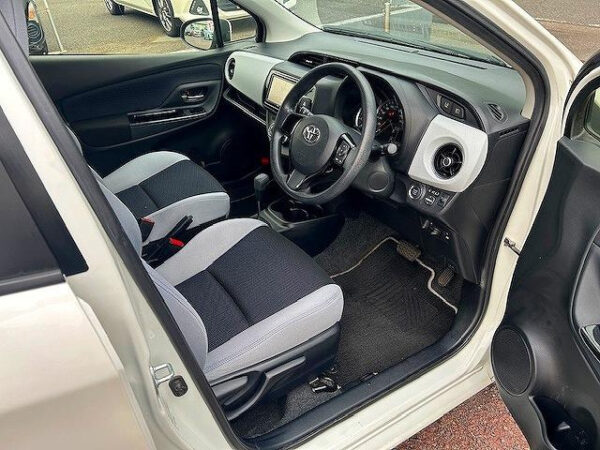 TOYOTA VITZ - Image 17