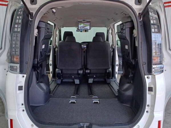 TOYOTA  VOXY - Image 18