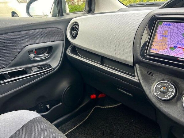 TOYOTA VITZ - Image 21