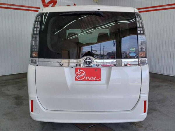 TOYOTA  VOXY - Image 4