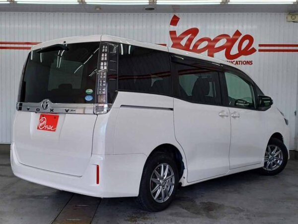 TOYOTA  VOXY - Image 6