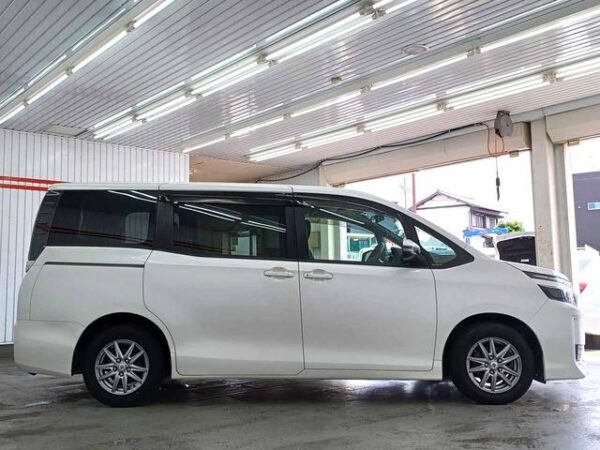 TOYOTA  VOXY - Image 7