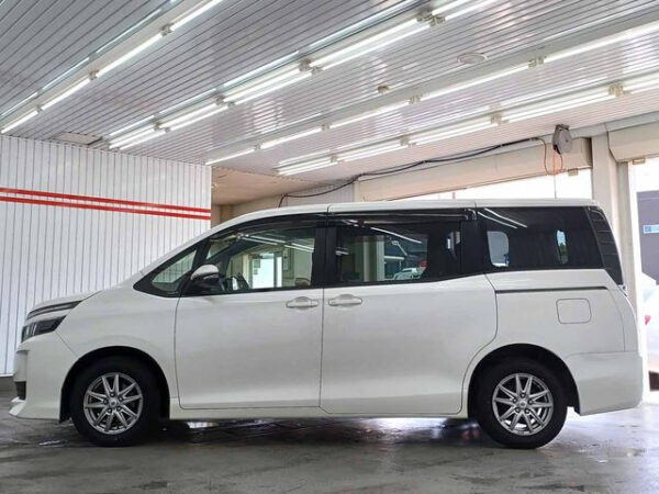 TOYOTA  VOXY - Image 8