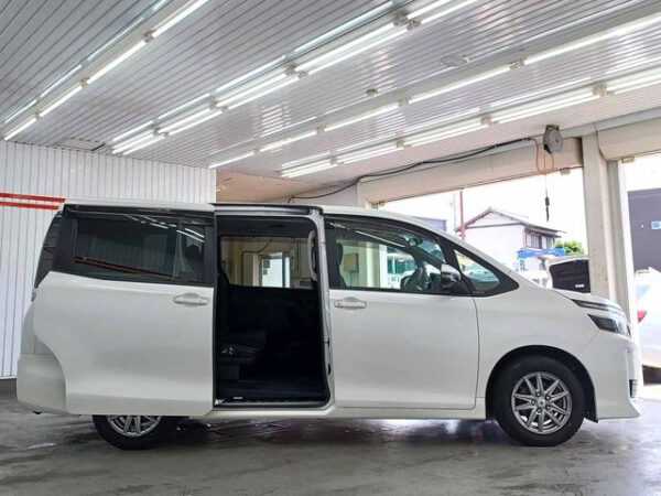TOYOTA  VOXY - Image 9