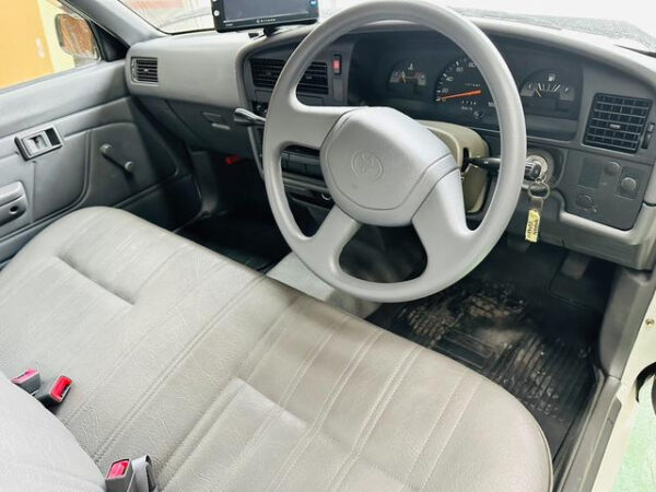 TOYOTA HILUX - Image 9