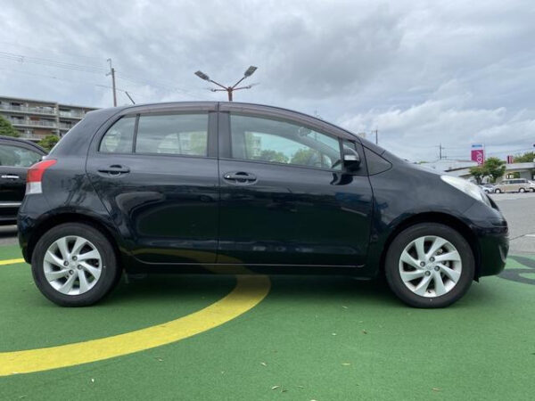TOYOTA VITZ - Image 9