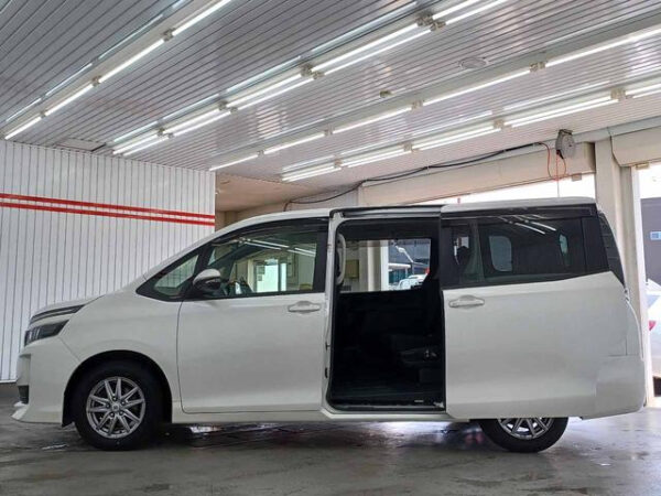 TOYOTA  VOXY - Image 10