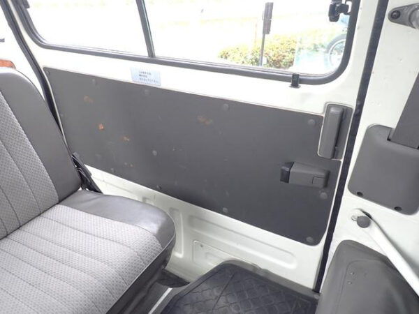 NISSAN CARVAN - Image 10