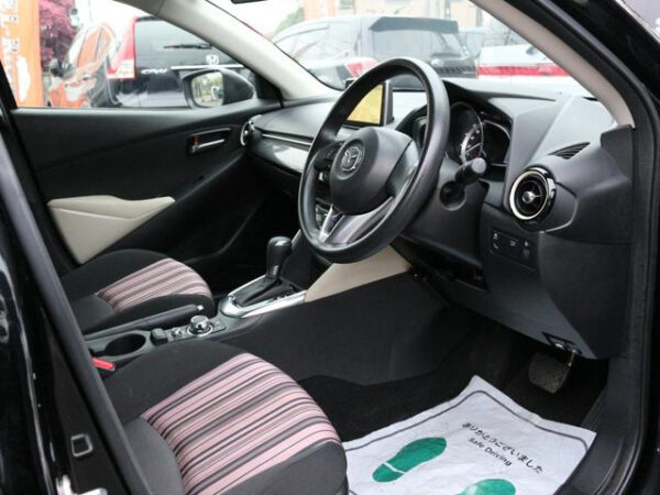 MAZDA DEMIO - Image 11