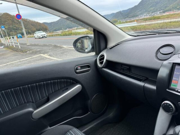 MAZDA DEMIO - Image 11