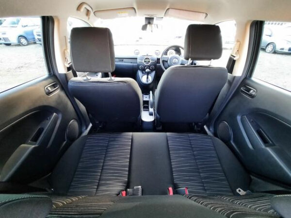 MAZDA DEMIO - Image 11