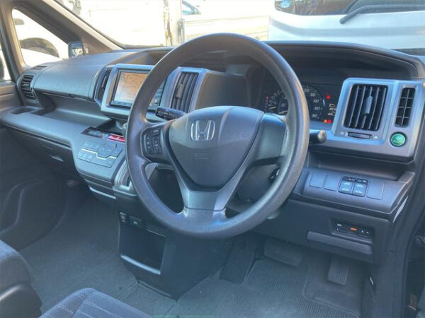 HONDA STEP WAGON - Image 11