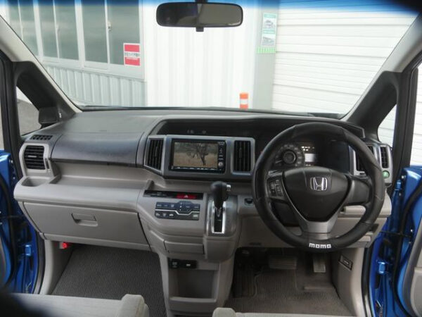 HONDA STEP WAGON - Image 12