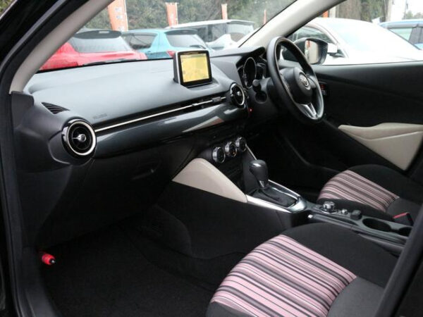 MAZDA DEMIO - Image 12