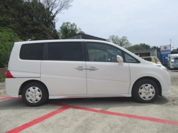 HONDA STEP WAGON - Image 13
